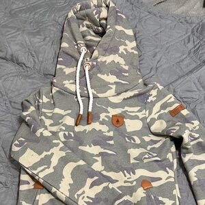 Wanakome Gray and Cream Camouflage Sweater